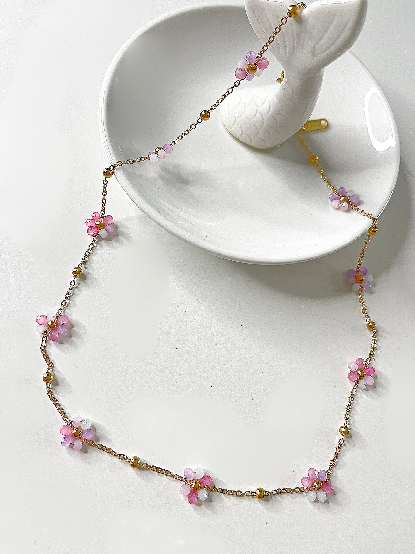 Chain with flowers in pink tones